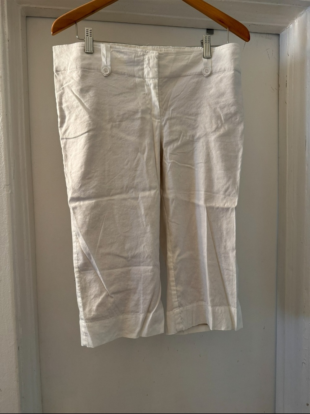 Mimi Maternity White Capri Pants size Medium